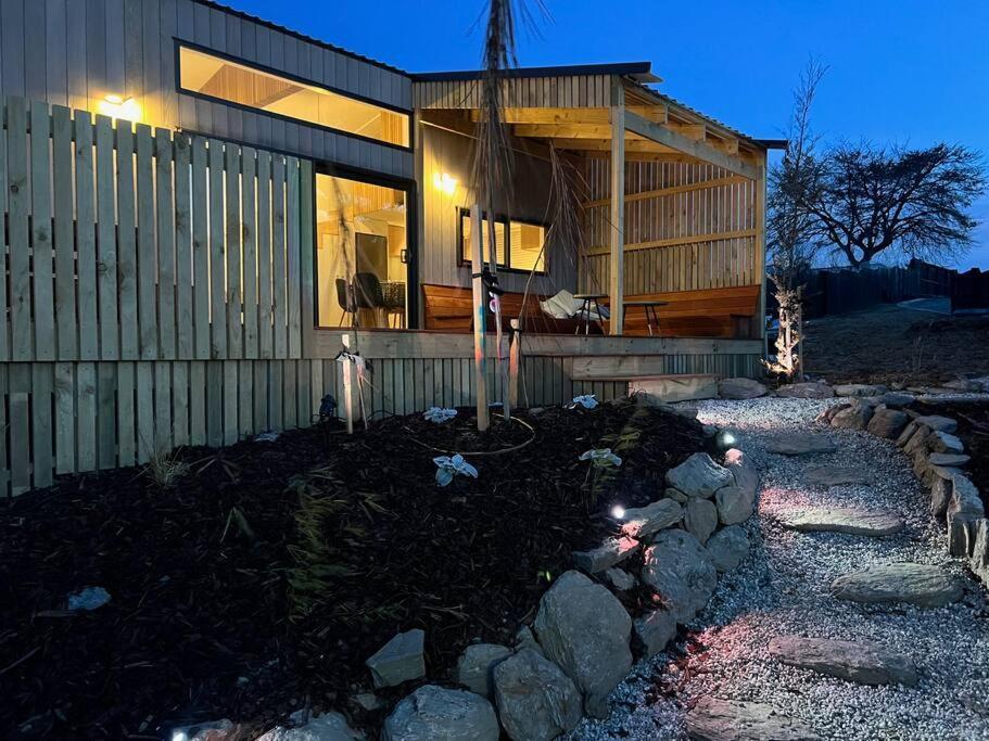 Alpine Chalet - Views, Fire-Pit, Central, Cosy ワナカ エクステリア 写真